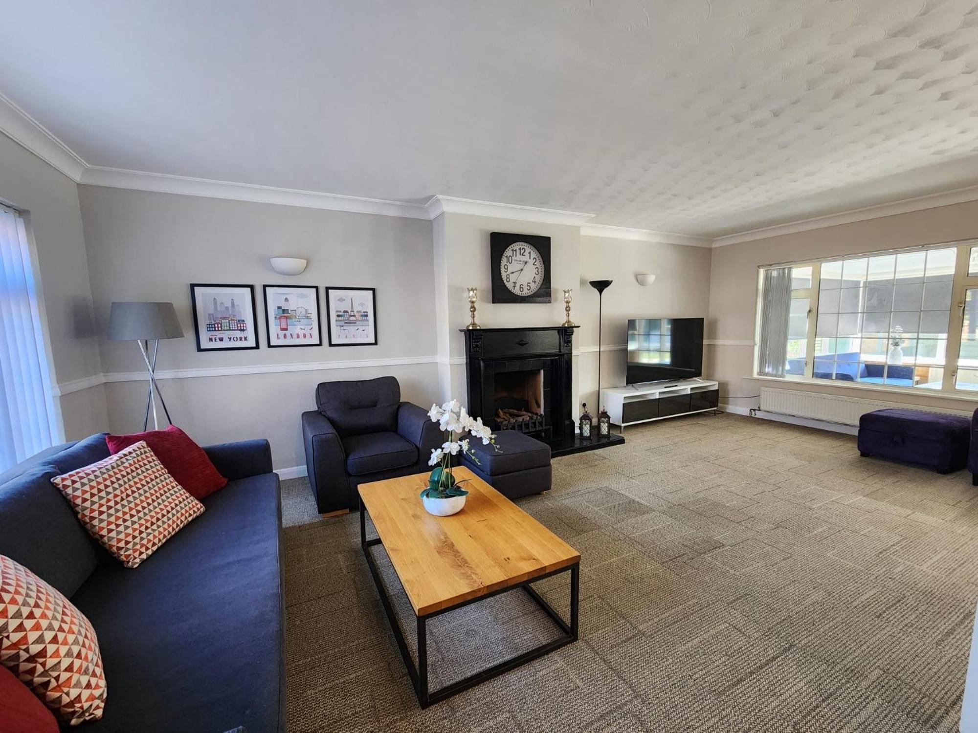 Kennedy Villa - 5 Bedroom House With Hot Tub, Wifi, Free Parkings, Close To Bicester Village Dış mekan fotoğraf