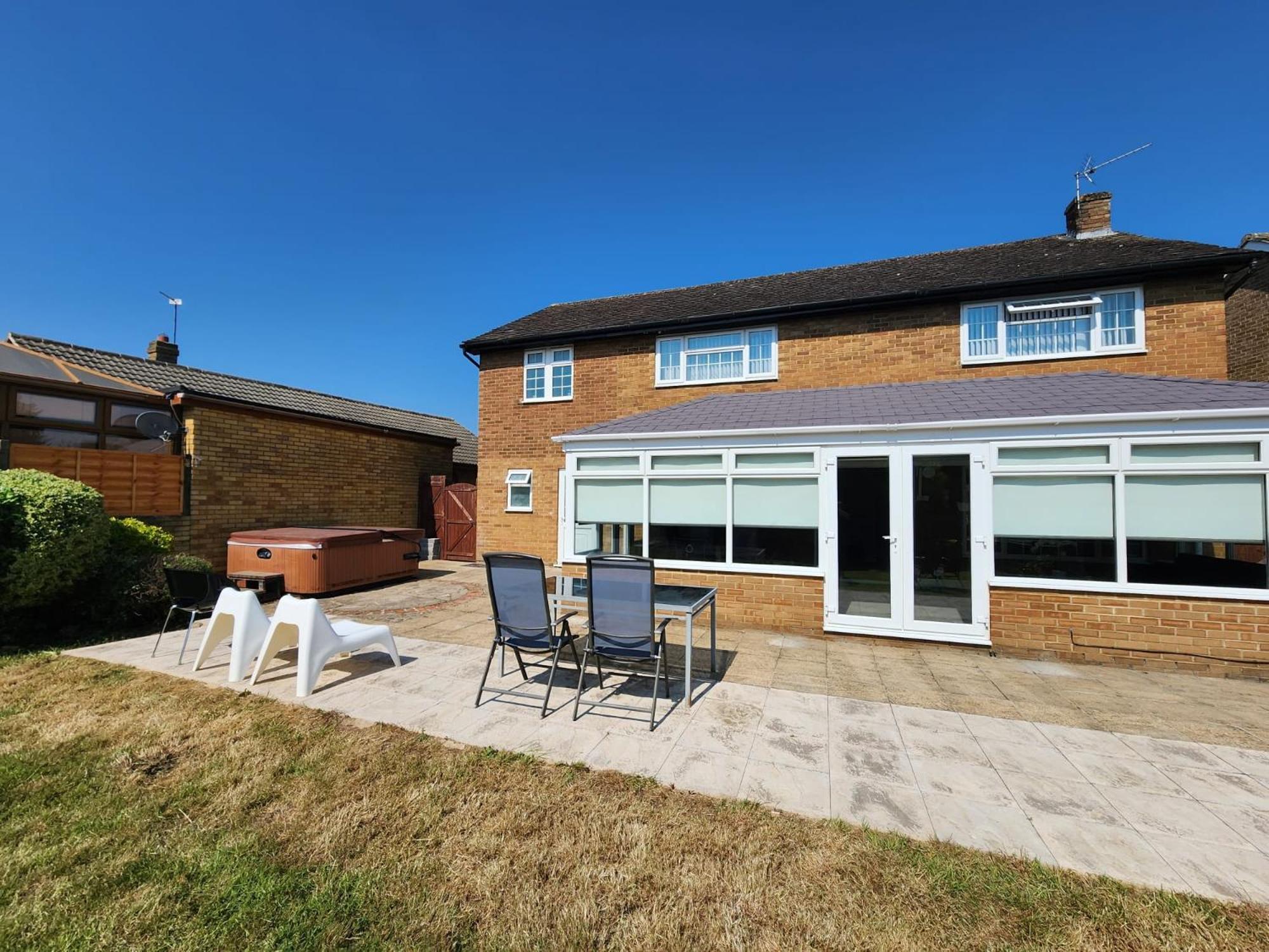 Kennedy Villa - 5 Bedroom House With Hot Tub, Wifi, Free Parkings, Close To Bicester Village Dış mekan fotoğraf